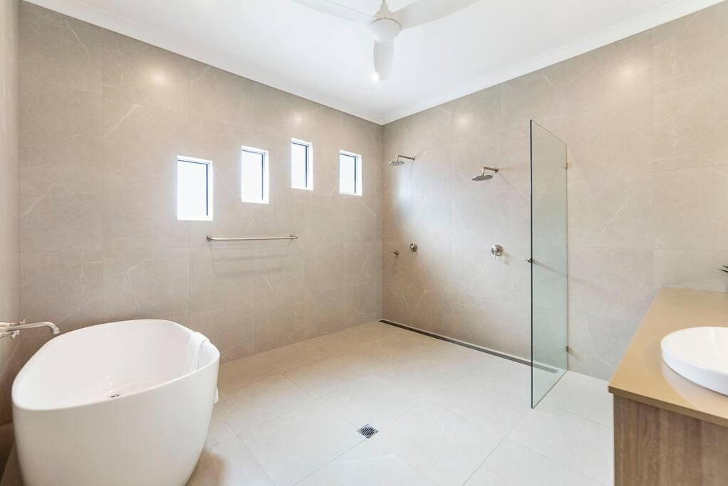 Majestic Manor 5BR Stylish Super Home - Private Pool - BBQ