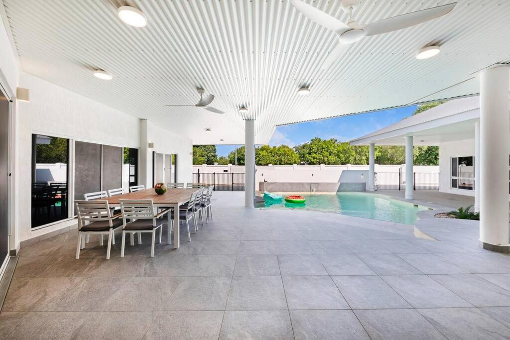 Majestic Manor 5BR Stylish Super Home - Private Pool - BBQ
