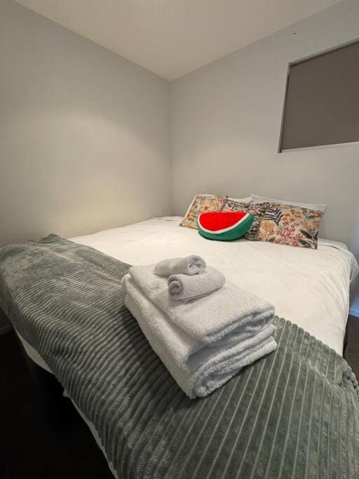 2 bedroom Urban Stay with Sky Tower View view 2