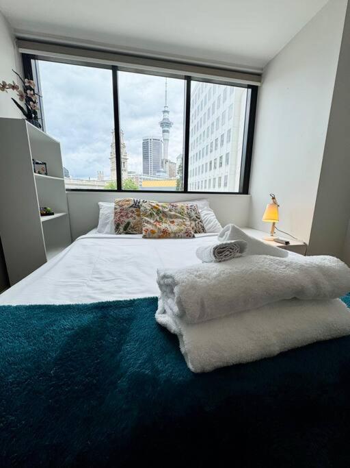 2 bedroom Urban Stay with Sky Tower View view 3