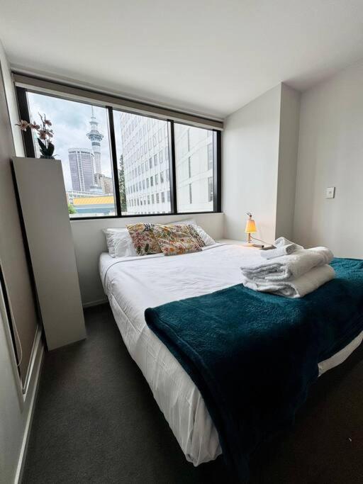 2 bedroom Urban Stay with Sky Tower View view 5