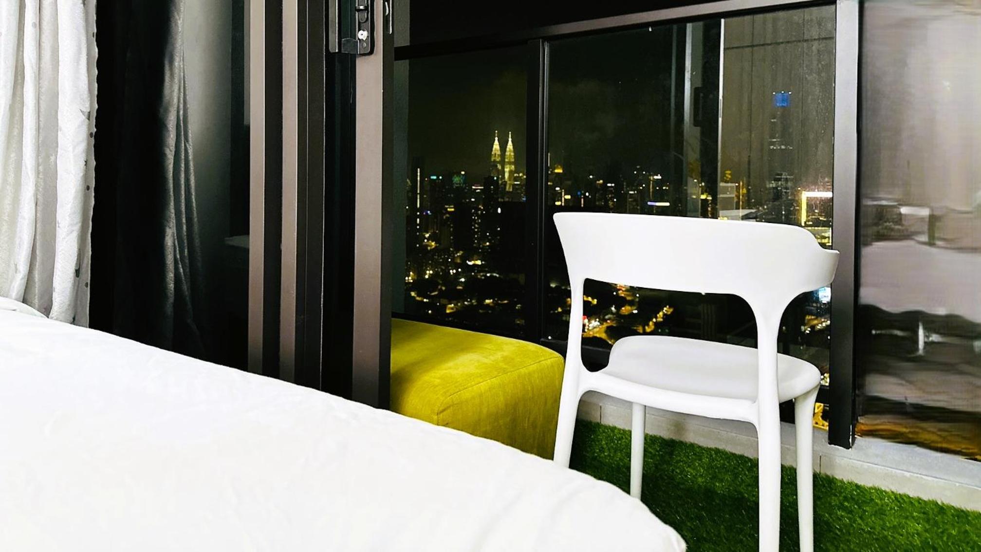 Luxury Studio Apartment with Balcony A5310St