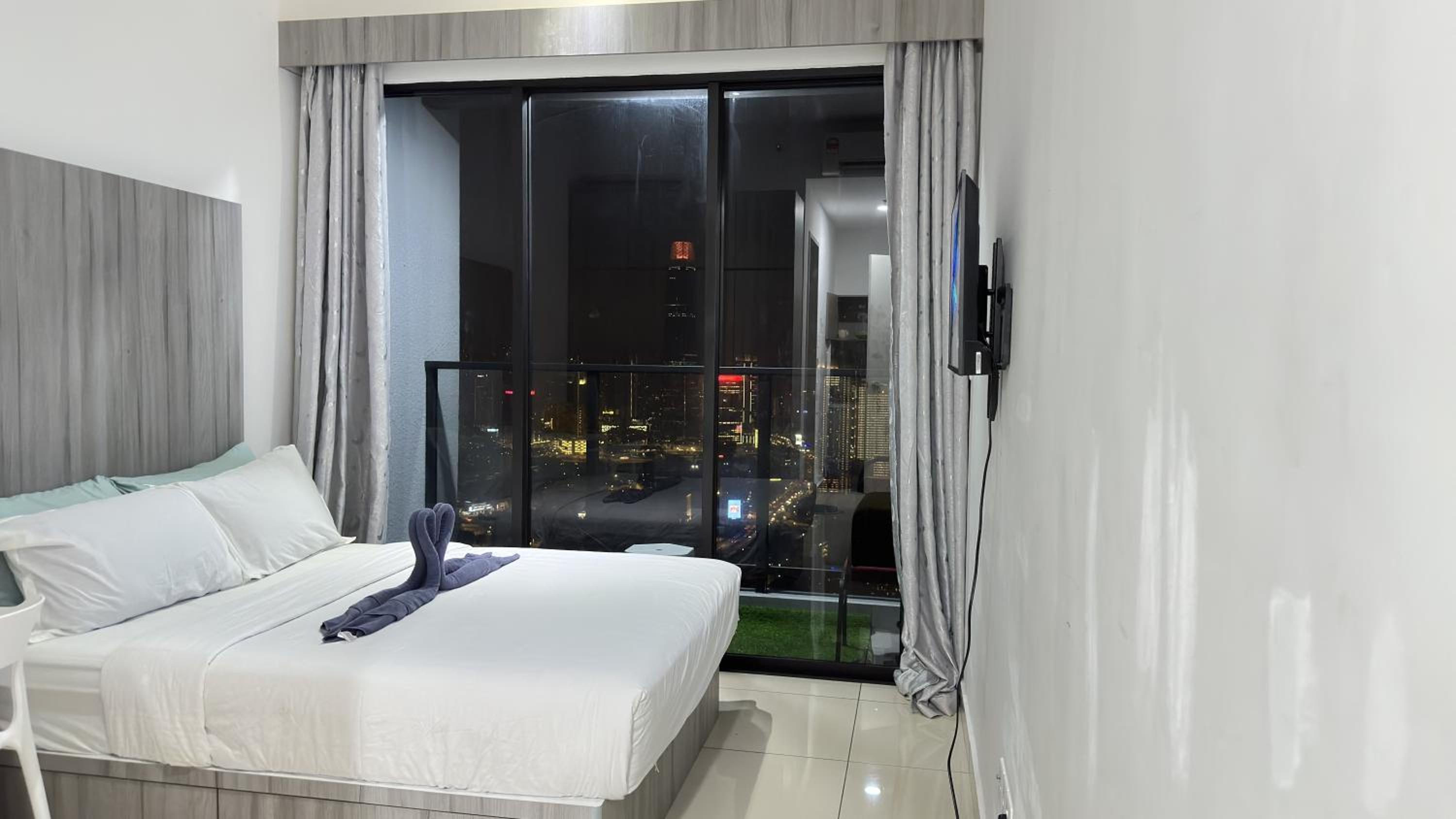 Luxury Studio Apartment with Balcony A5310St