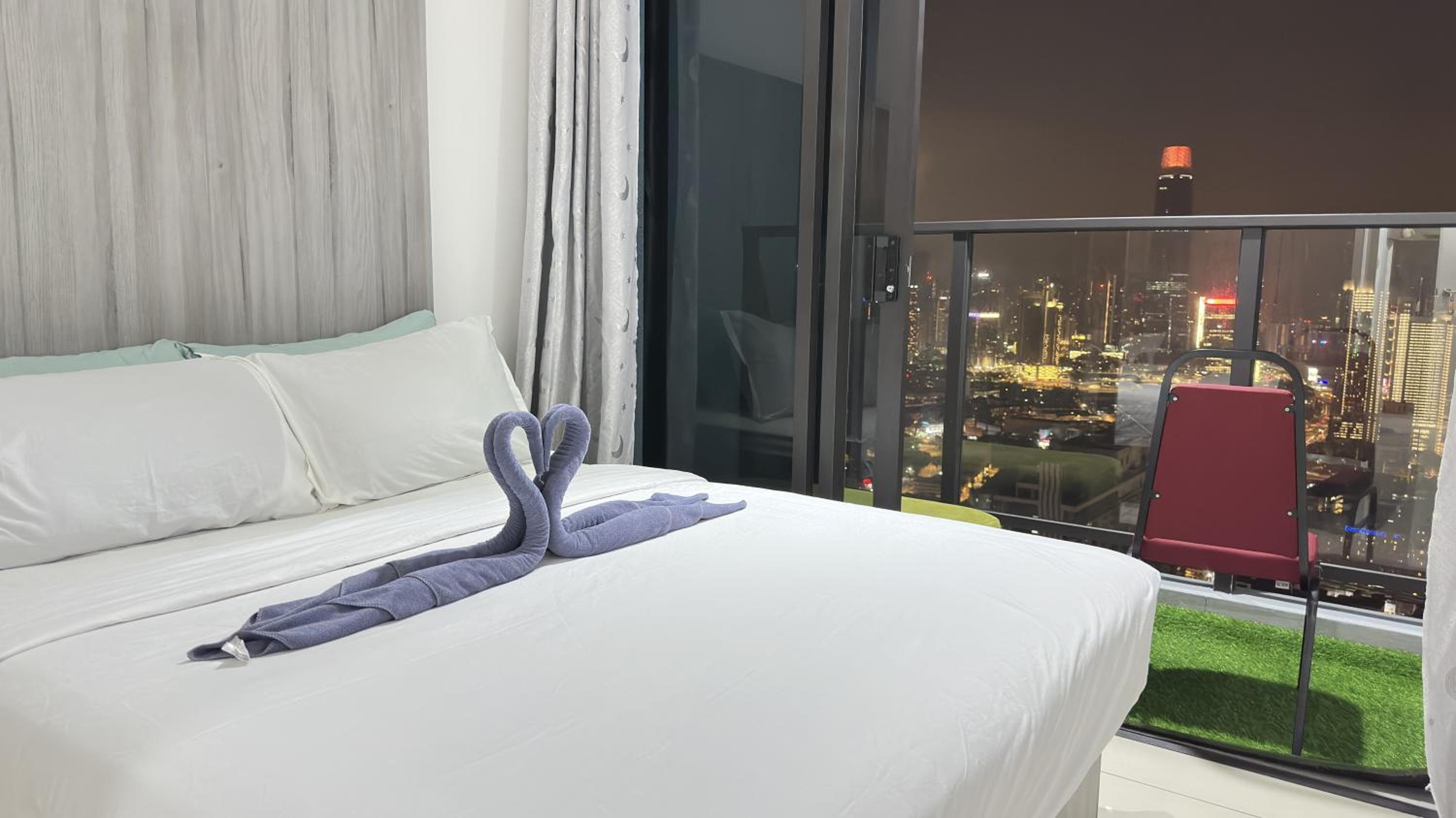 Luxury Studio Apartment with Balcony A5310St