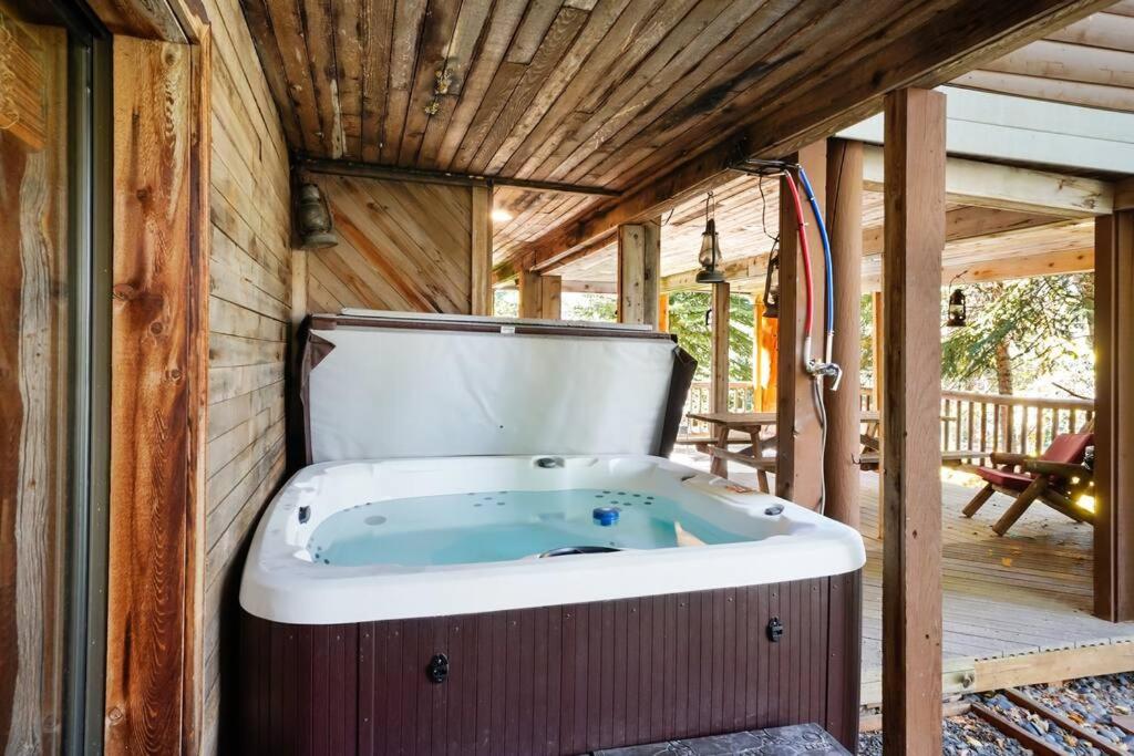 Beartooth Lodge with Hot Tub and Stuart Falls Views