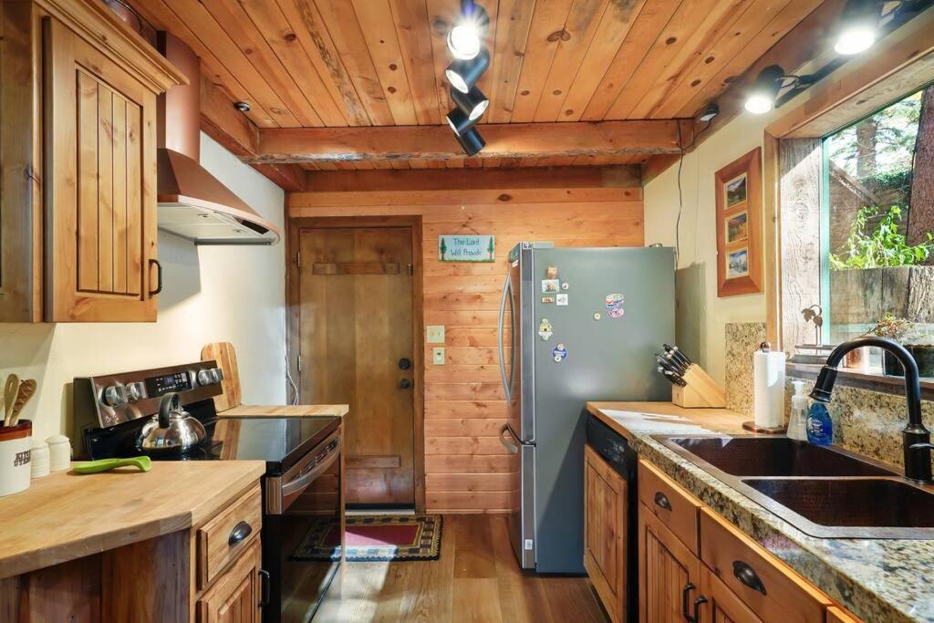 Beartooth Lodge with Hot Tub and Stuart Falls Views