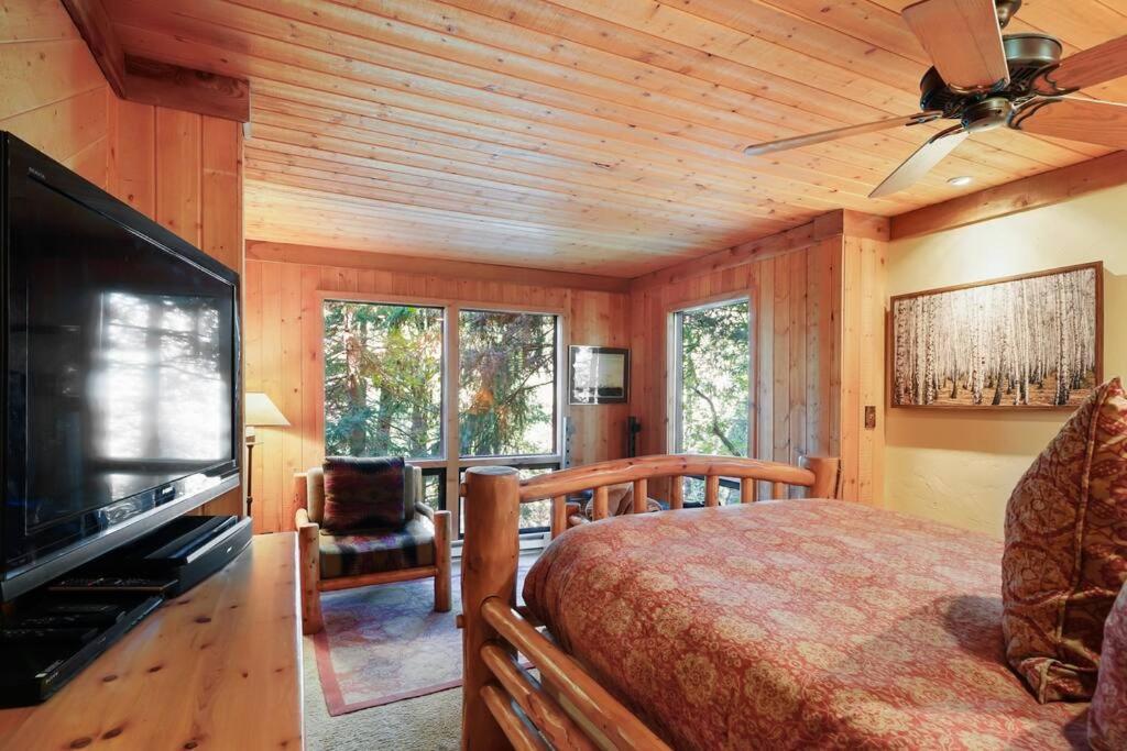 Beartooth Lodge with Hot Tub and Stuart Falls Views