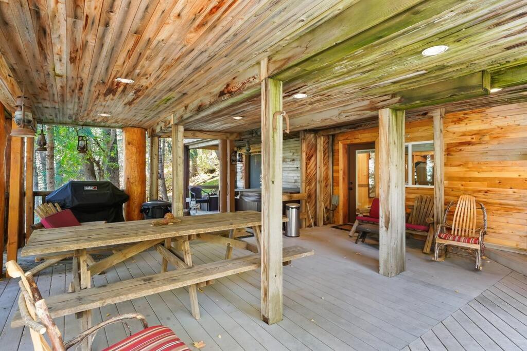 Beartooth Lodge with Hot Tub and Stuart Falls Views