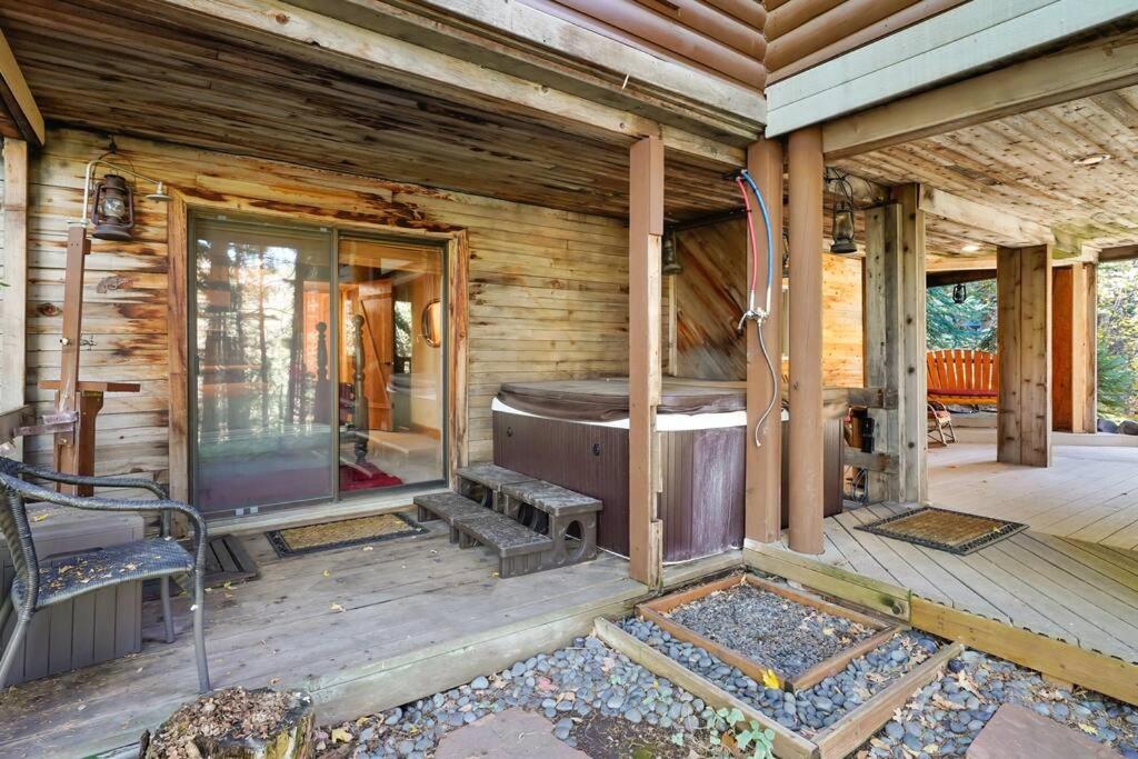 Beartooth Lodge with Hot Tub and Stuart Falls Views