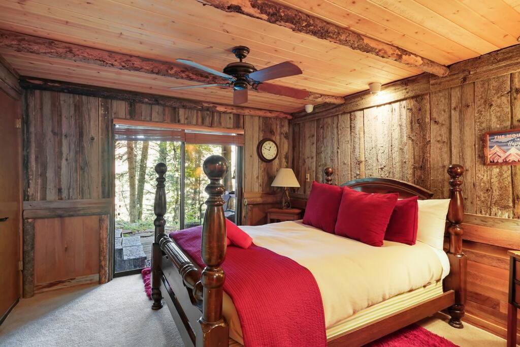 Beartooth Lodge with Hot Tub and Stuart Falls Views