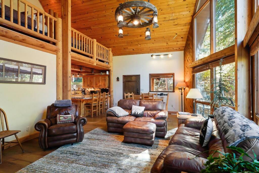 Beartooth Lodge with Hot Tub and Stuart Falls Views