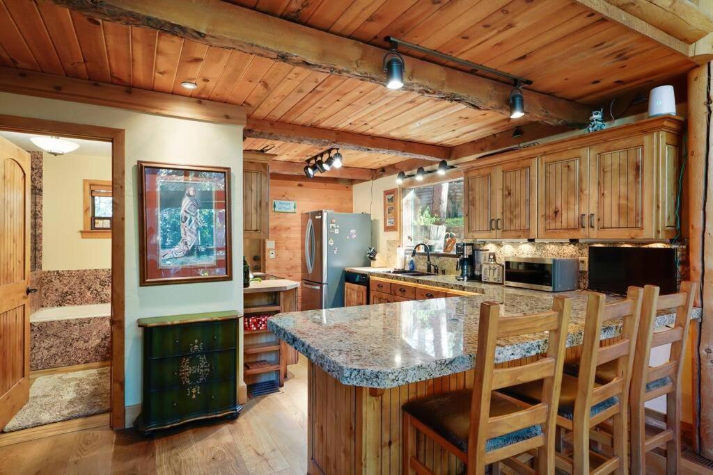 Beartooth Lodge with Hot Tub and Stuart Falls Views