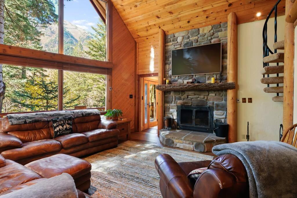 Beartooth Lodge with Hot Tub and Stuart Falls Views