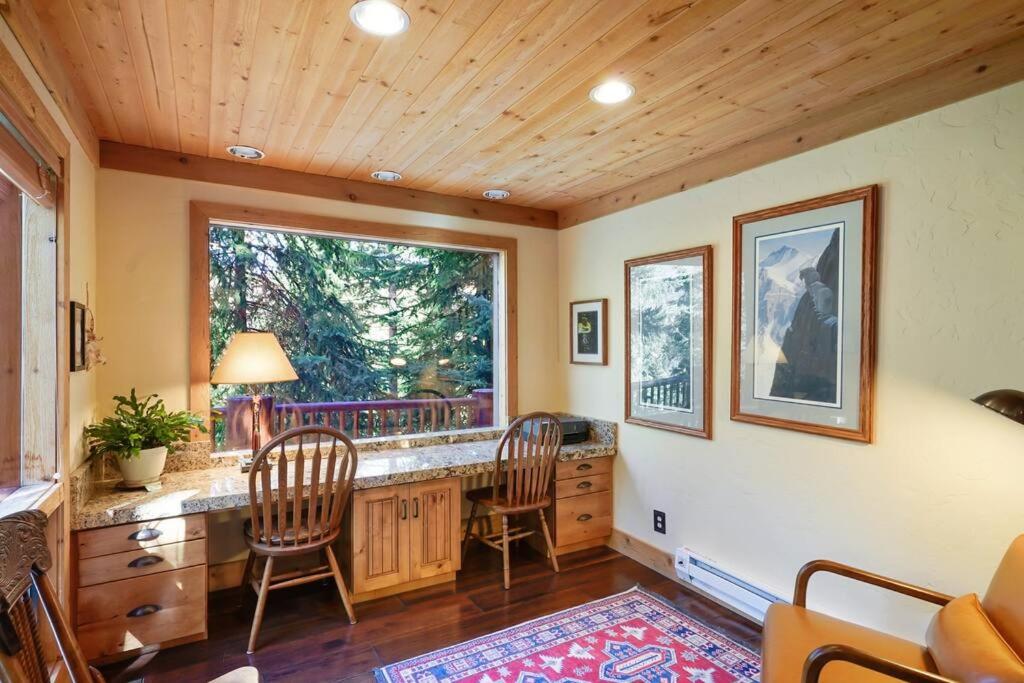 Beartooth Lodge with Hot Tub and Stuart Falls Views
