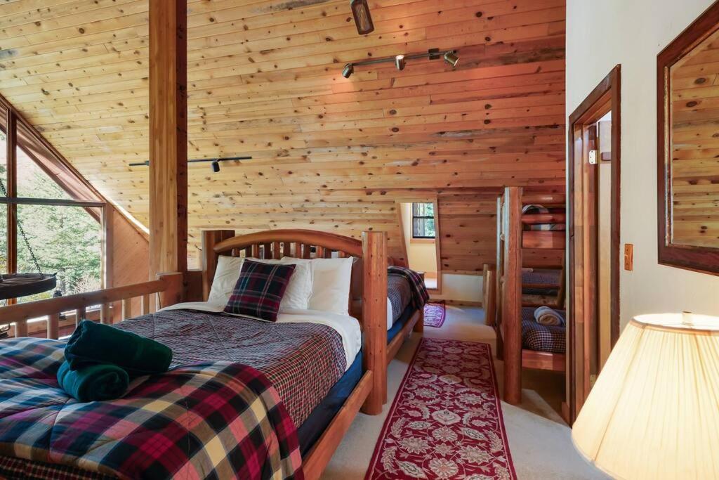 Beartooth Lodge with Hot Tub and Stuart Falls Views