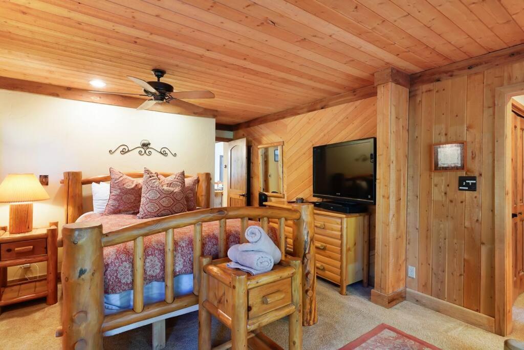 Beartooth Lodge with Hot Tub and Stuart Falls Views