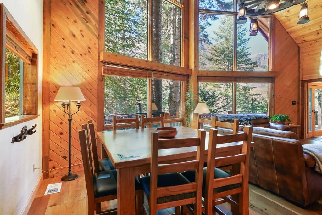 Beartooth Lodge with Hot Tub and Stuart Falls Views