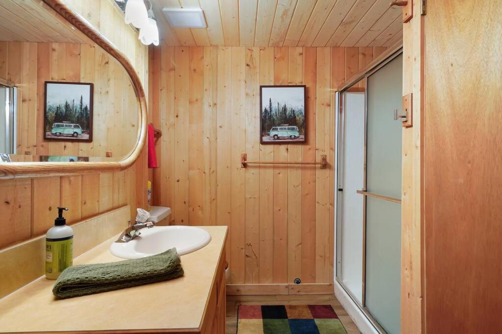 Beartooth Lodge with Hot Tub and Stuart Falls Views