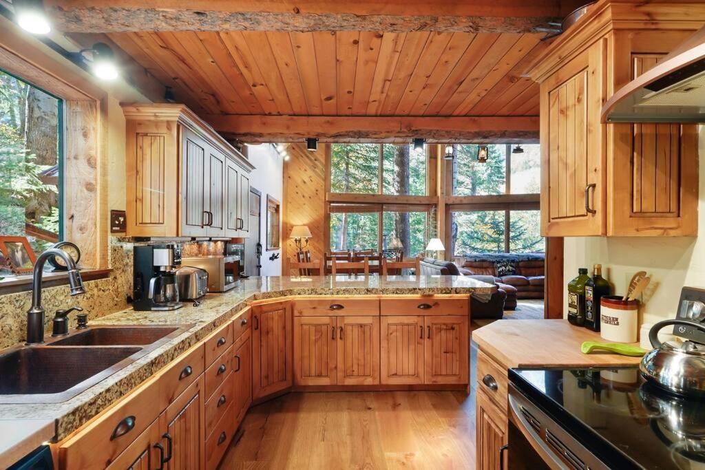 Beartooth Lodge with Hot Tub and Stuart Falls Views