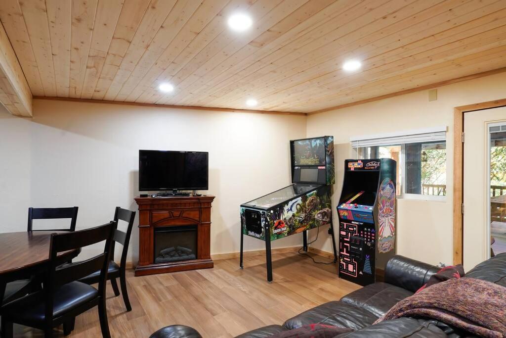 Beartooth Lodge with Hot Tub and Stuart Falls Views