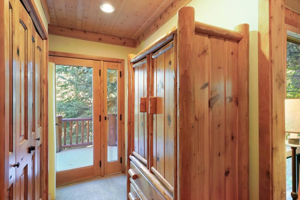 Beartooth Lodge with Hot Tub and Stuart Falls Views