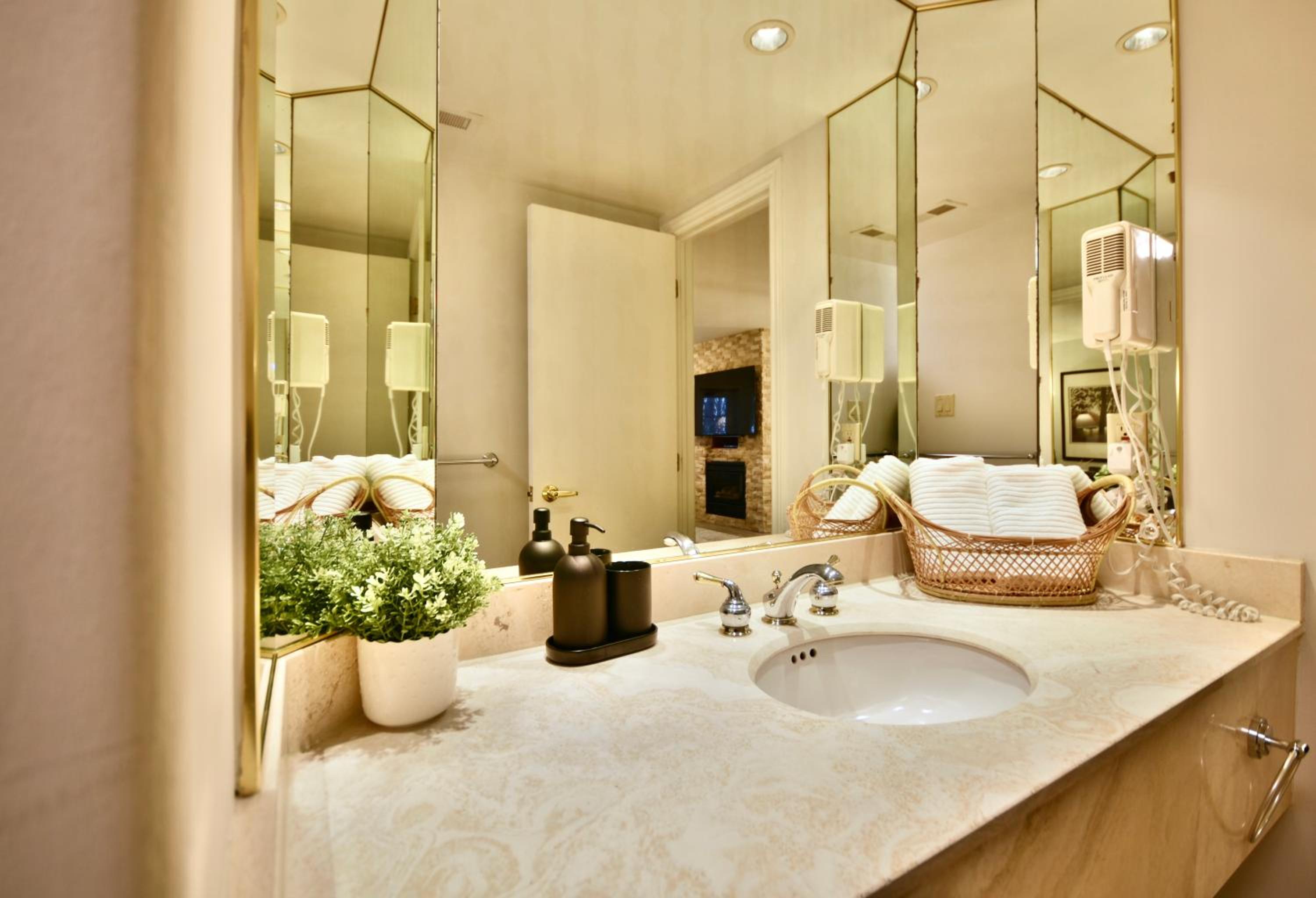 Jacuzzi Suite Relaxing Retreat