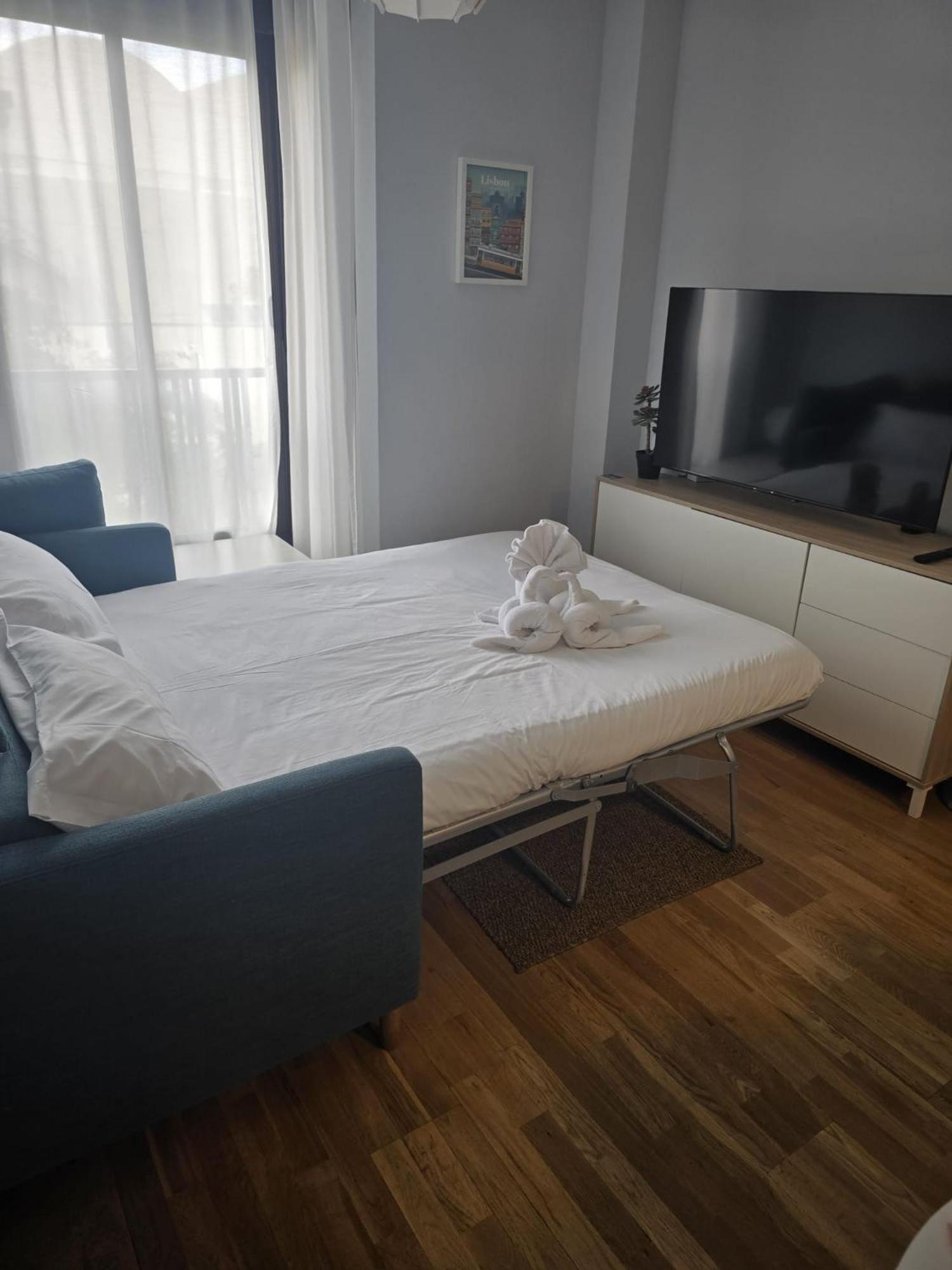 Airport Madrid Plenilunio Suites Green by beBalmy