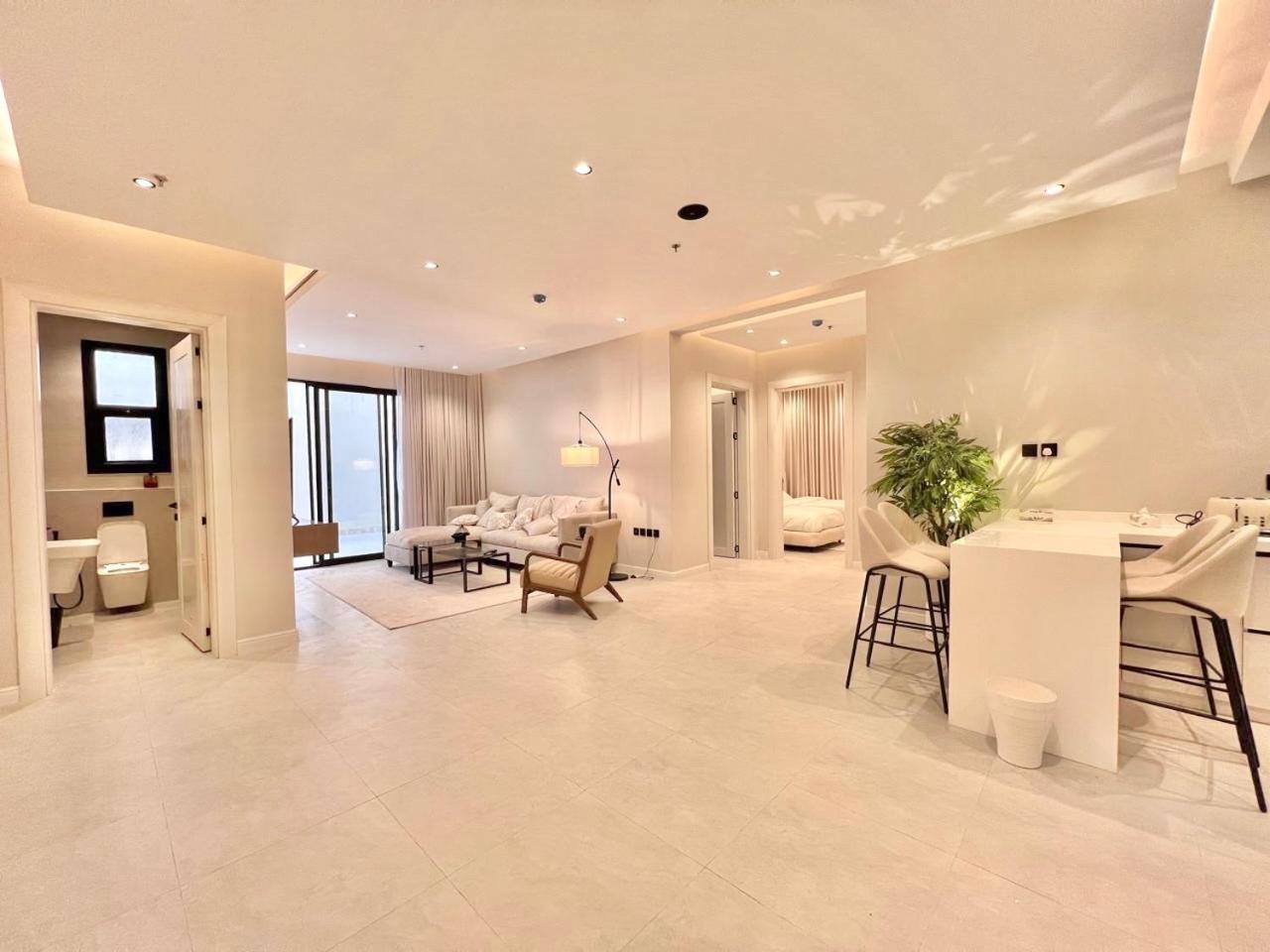 Modern B3 Apartment with AC Near Boulevard and Airport