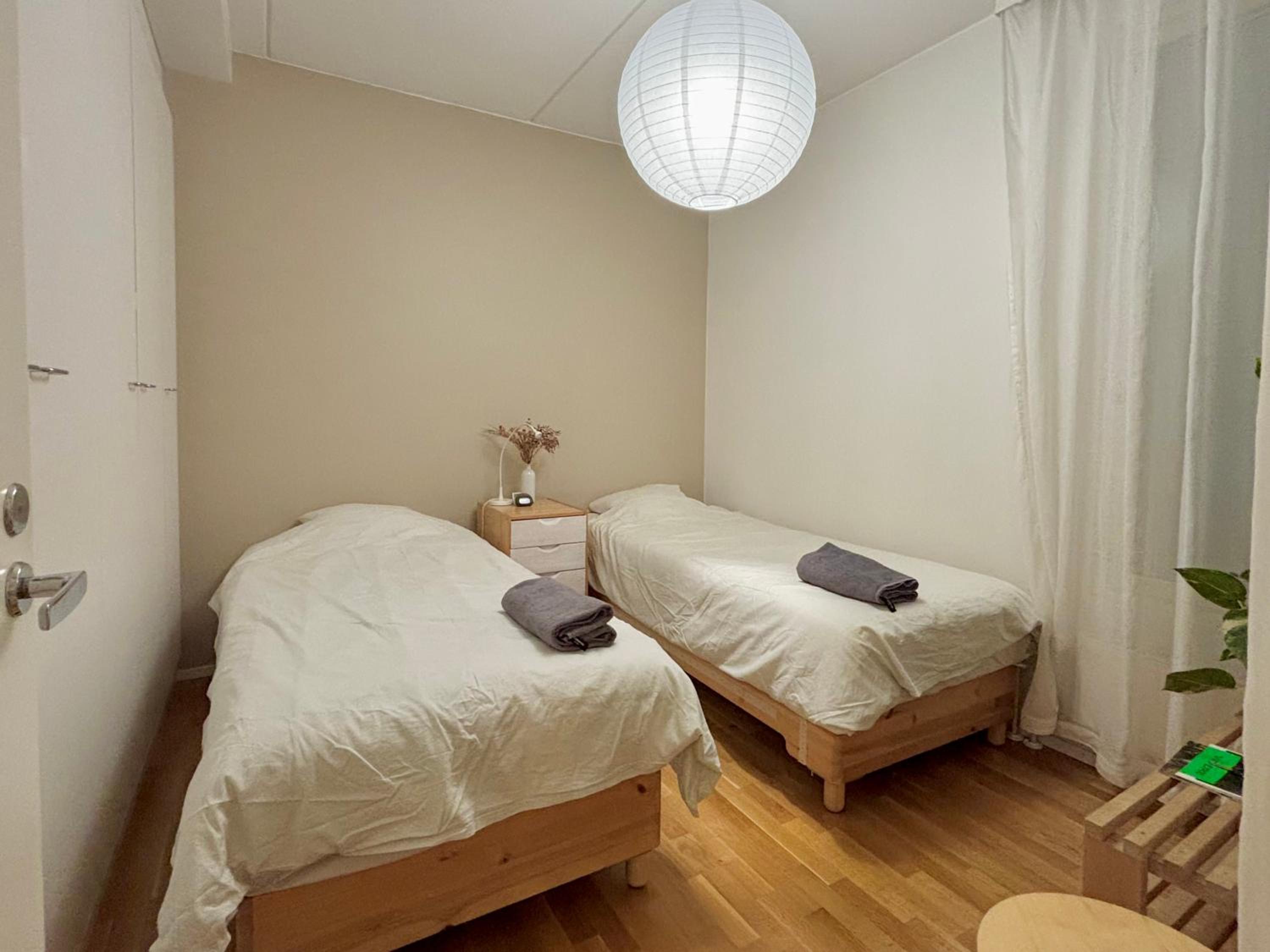 King-size bed private room in shared apartment near Sello