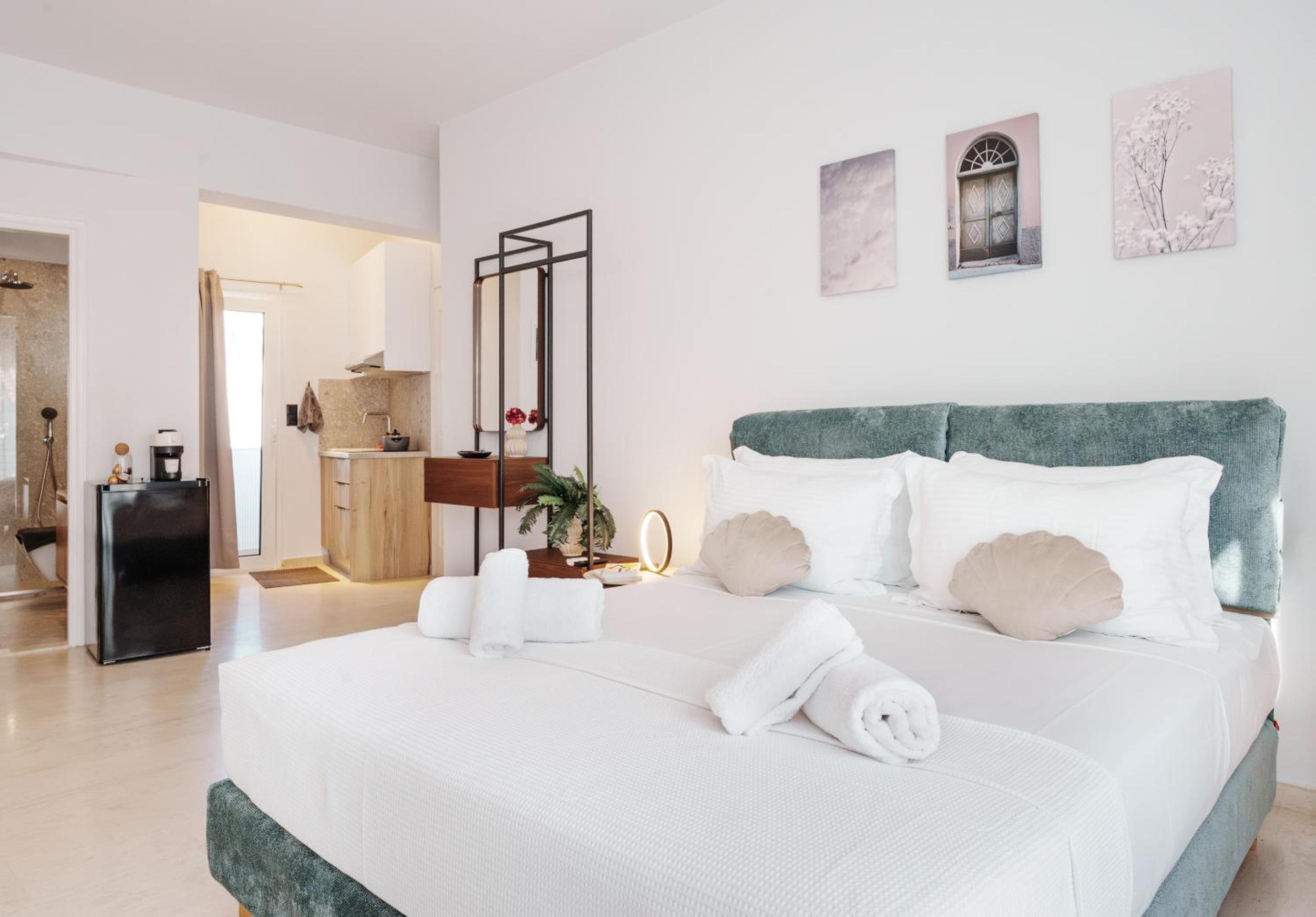 Libyan Sea Classic Suite Seafront Balcony King Bed photo 3