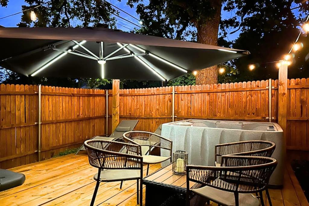 Excellent 4BR Oasis, Hot Tub, Game Room & Backyard Paradise, Near Airport, Private Parking for 4!