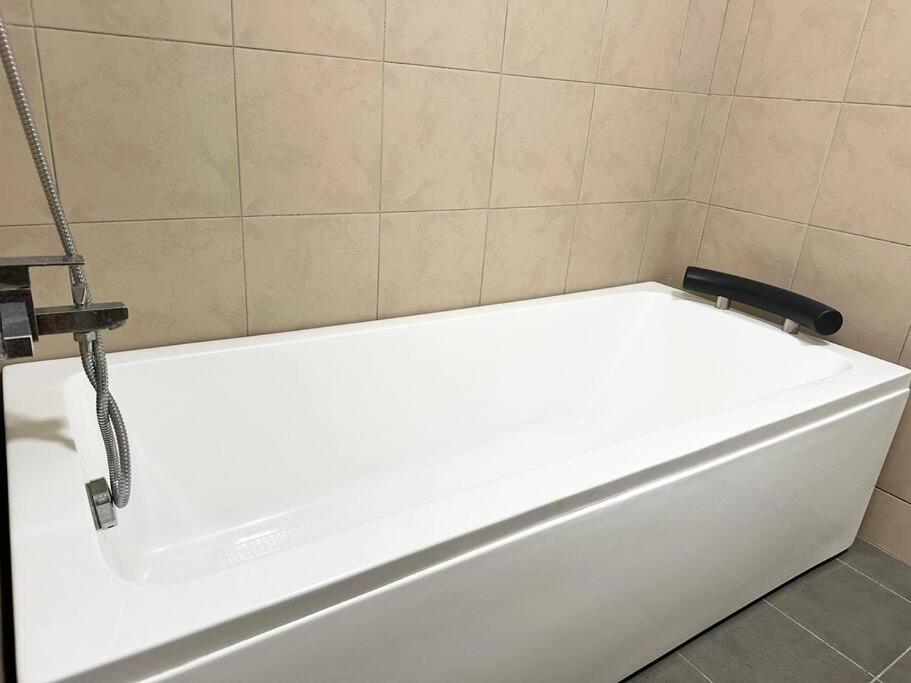 NEW! 2BR WeHome Bathtub Paradigm UTM WiFI