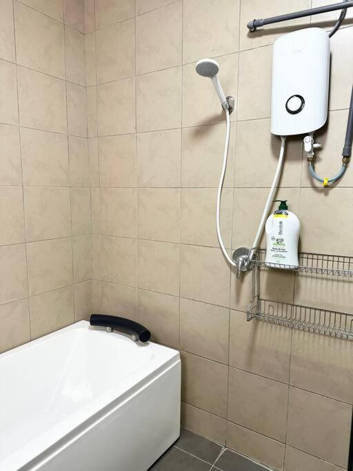 NEW! 2BR WeHome Bathtub Paradigm UTM WiFI
