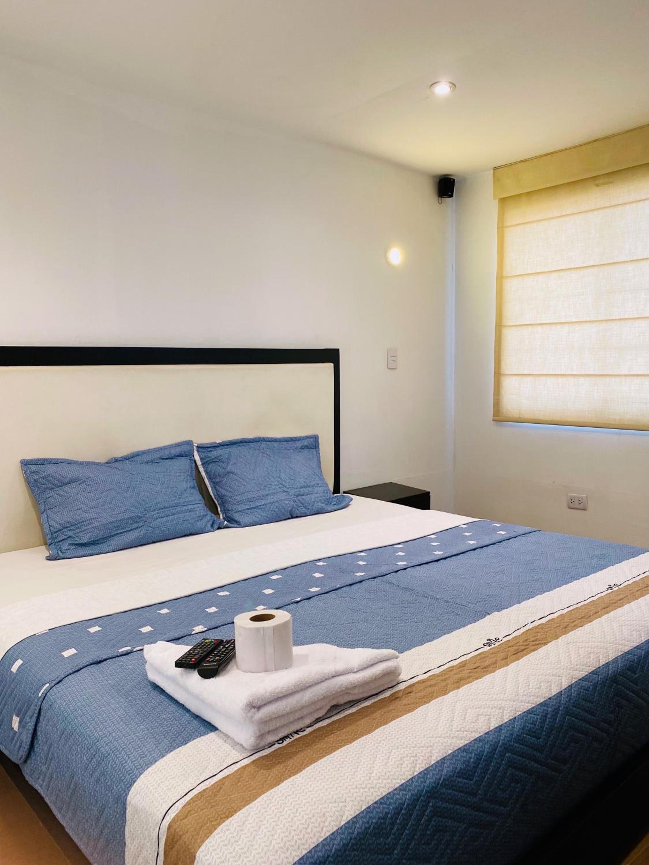 Habitación y baño privada KING Miraflores view 2