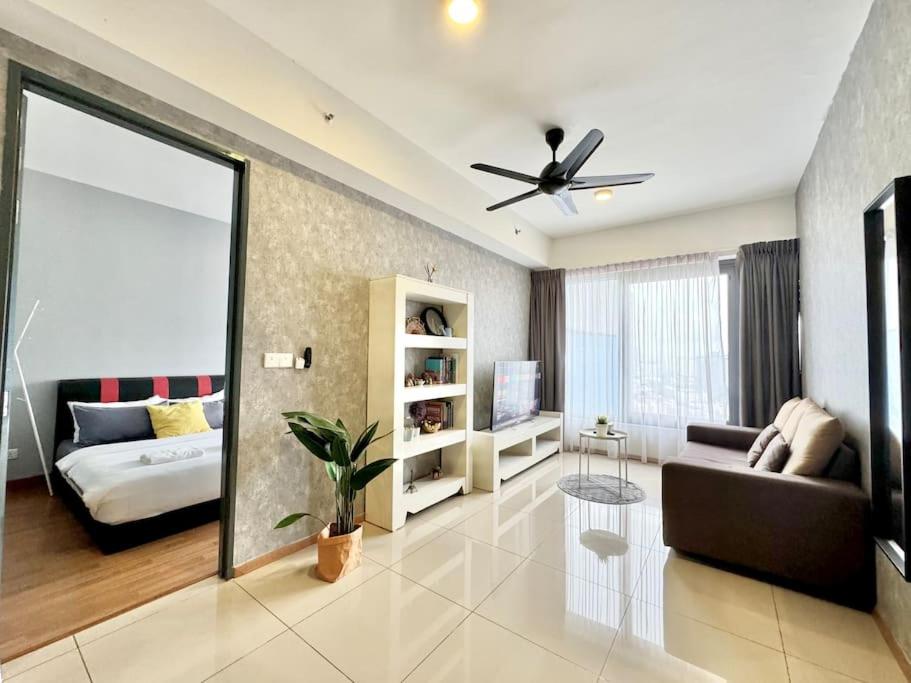 Tropicana 218 Macalister #Homely #Georgetown #Infinity Pool #Near island hospital #6pax #2BR 2bath #2Queen 2Single #Quality well maintained #Private host photo 1