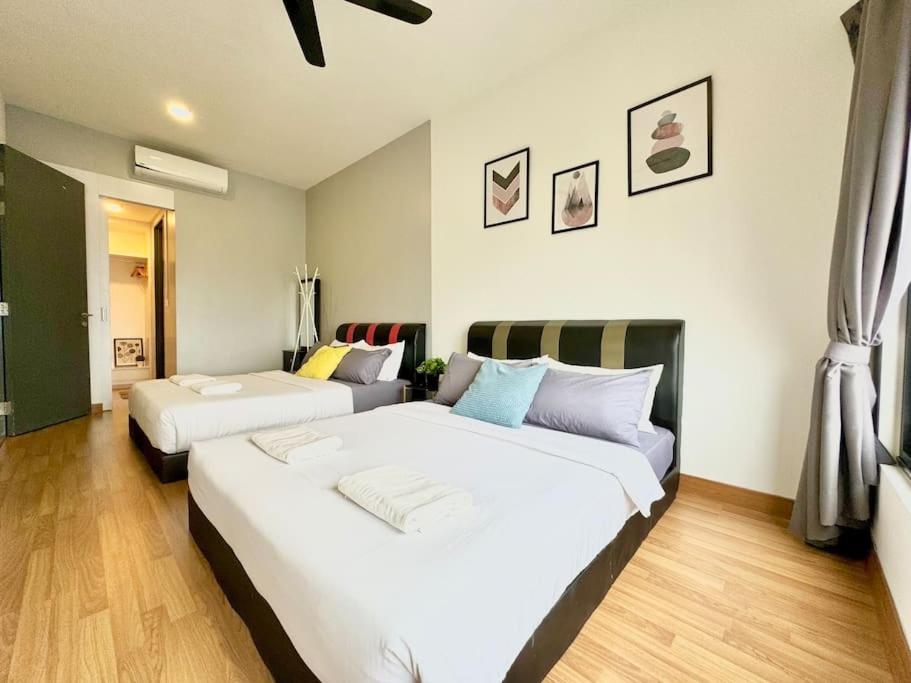 Tropicana 218 Macalister #Homely #Georgetown #Infinity Pool #Near island hospital #6pax #2BR 2bath #2Queen 2Single #Quality well maintained #Private host photo 2