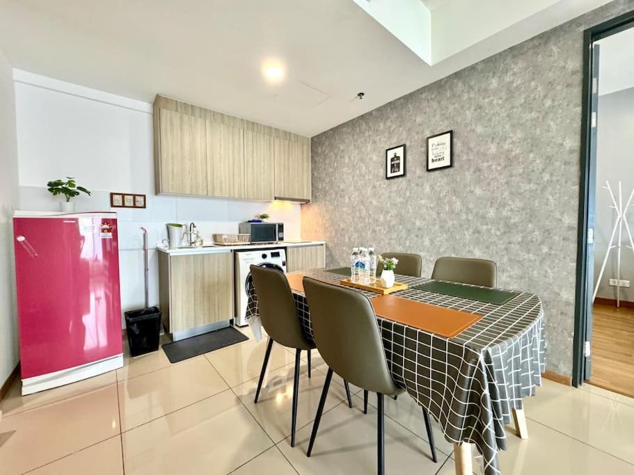 Tropicana 218 Macalister #Homely #Georgetown #Infinity Pool #Near island hospital #6pax #2BR 2bath #2Queen 2Single #Quality well maintained #Private host