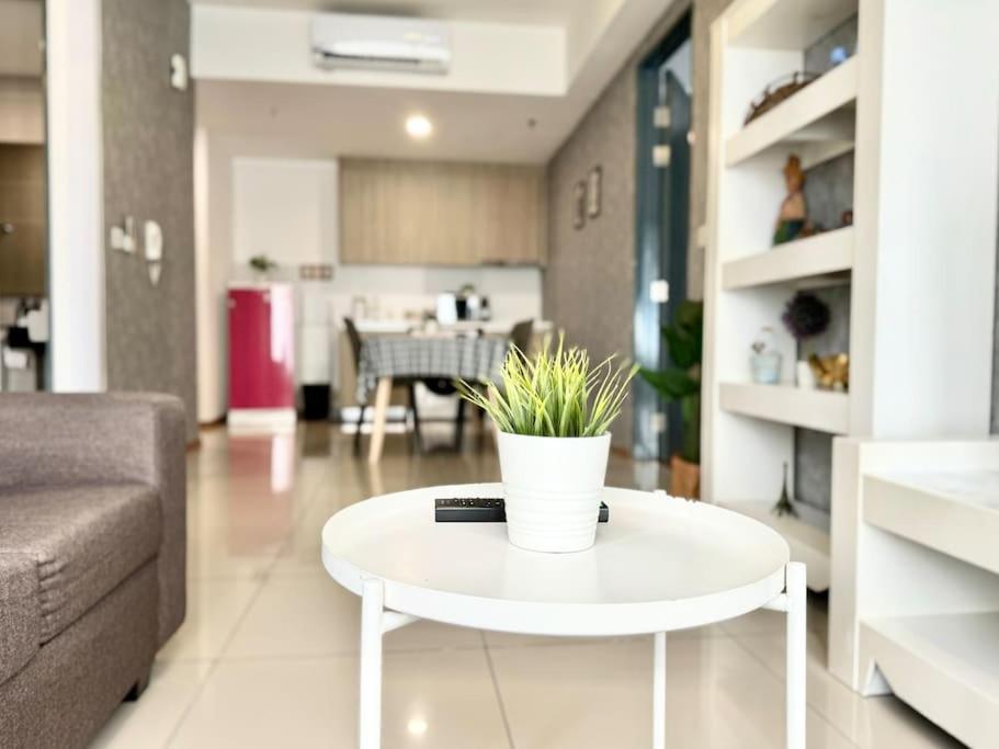 Tropicana 218 Macalister #Homely #Georgetown #Infinity Pool #Near island hospital #6pax #2BR 2bath #2Queen 2Single #Quality well maintained #Private host
