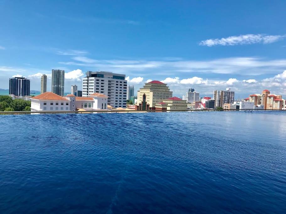 Tropicana 218 Macalister #Homely #Georgetown #Infinity Pool #Near island hospital #6pax #2BR 2bath #2Queen 2Single #Quality well maintained #Private host
