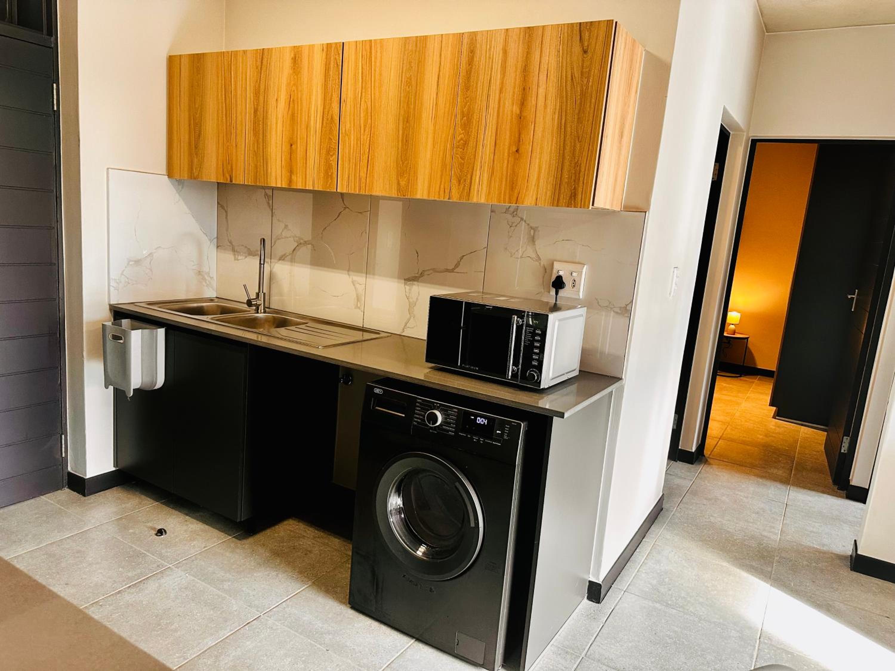 Midrand Modern Apartment with Pool 5 min from Mall of Africa view 4