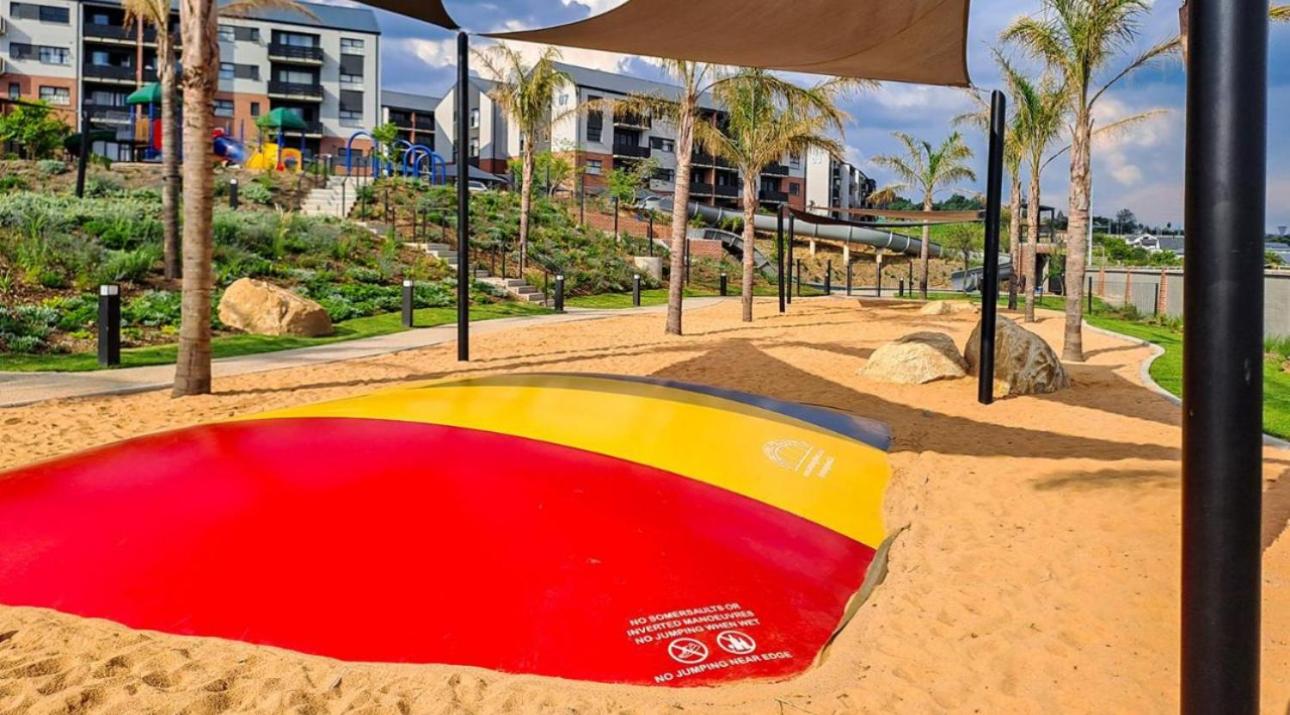 Midrand Modern Apartment with Pool 5 min from Mall of Africa view 2