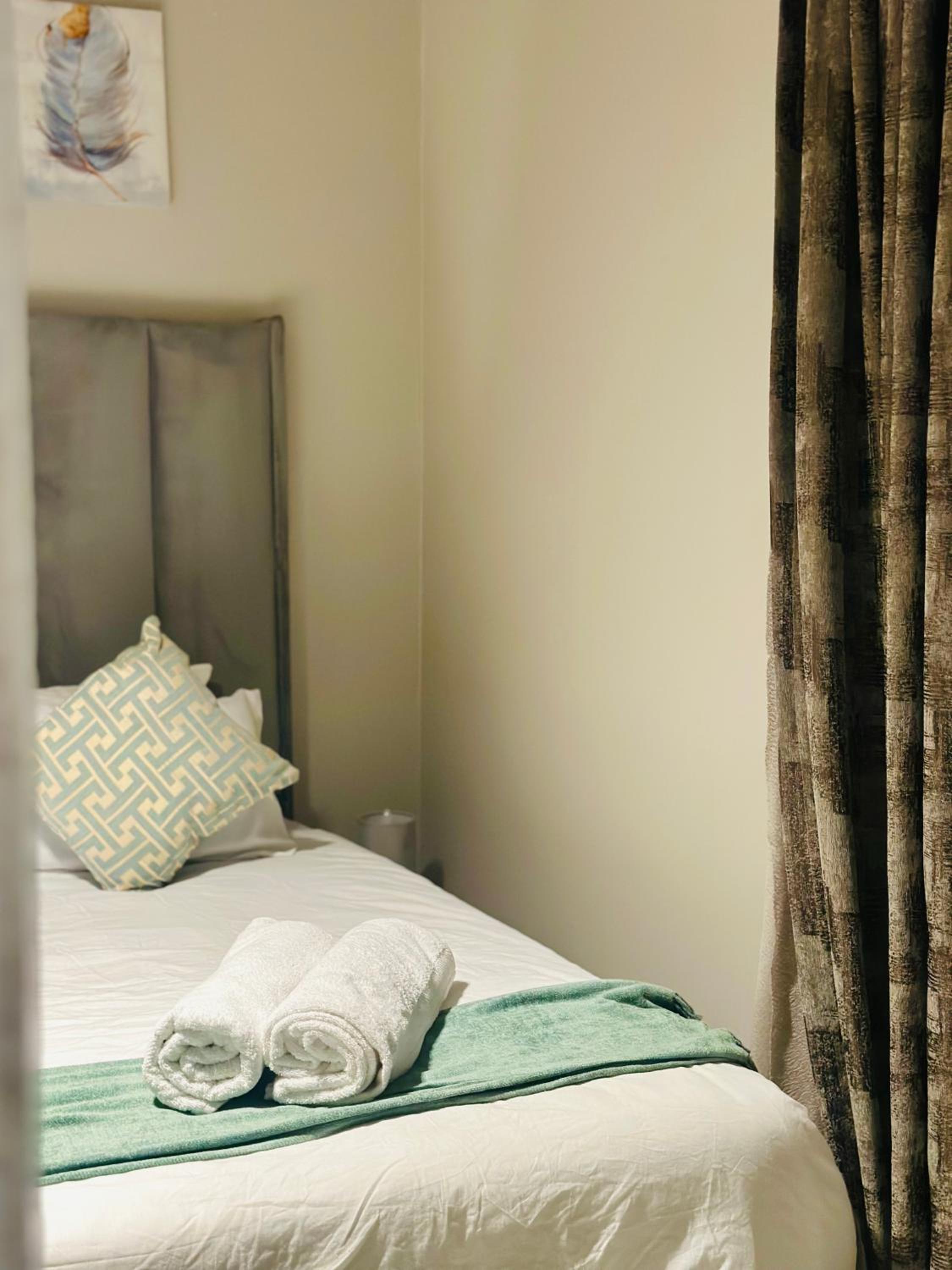 Midrand Modern Apartment with Pool 5 min from Mall of Africa view 3
