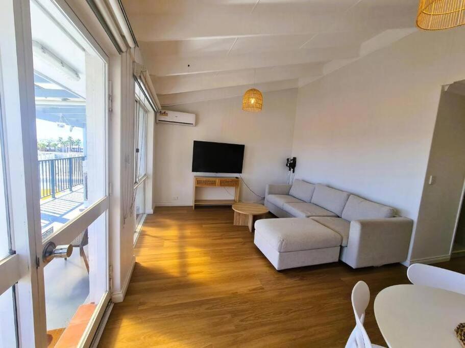 Oceanic Escape Top Floor 2 mins from beach