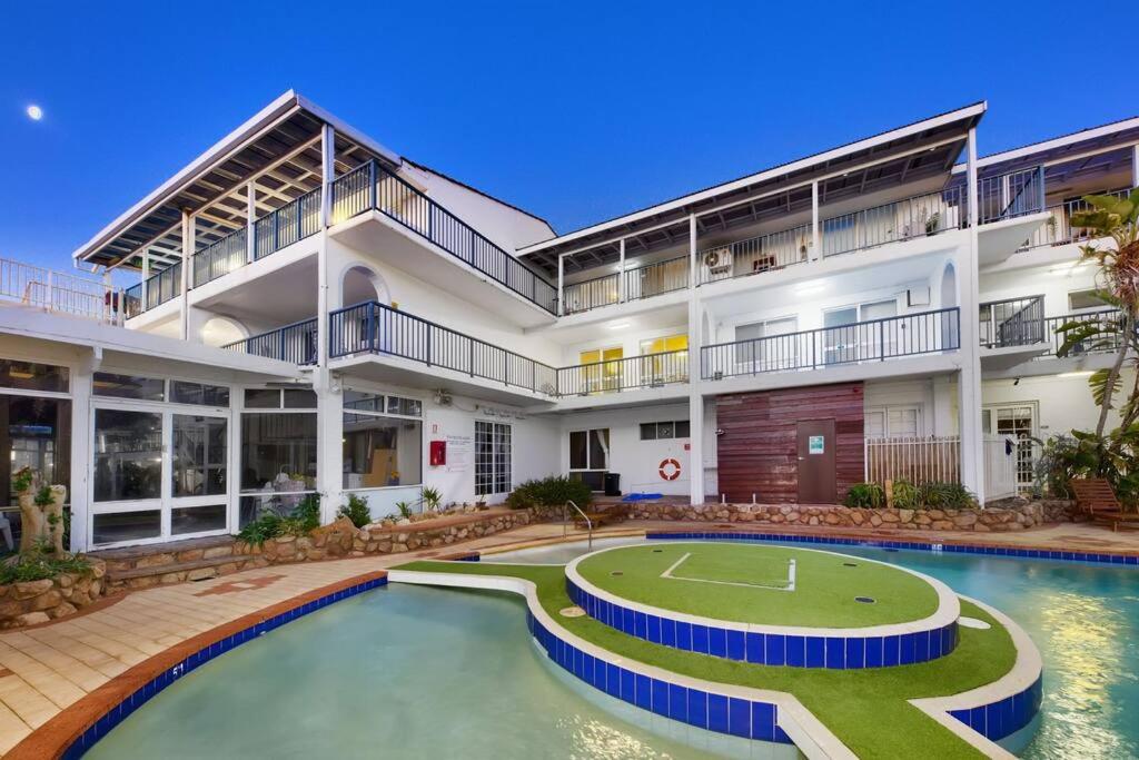 Oceanic Escape Top Floor 2 mins from beach