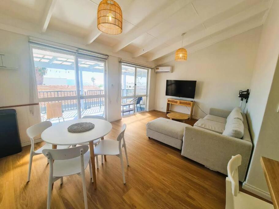 Oceanic Escape Top Floor 2 mins from beach