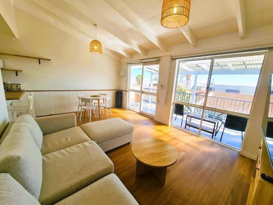 Oceanic Escape Top Floor 2 mins from beach