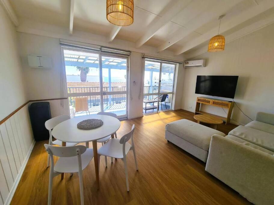 Oceanic Escape Top Floor 2 mins from beach