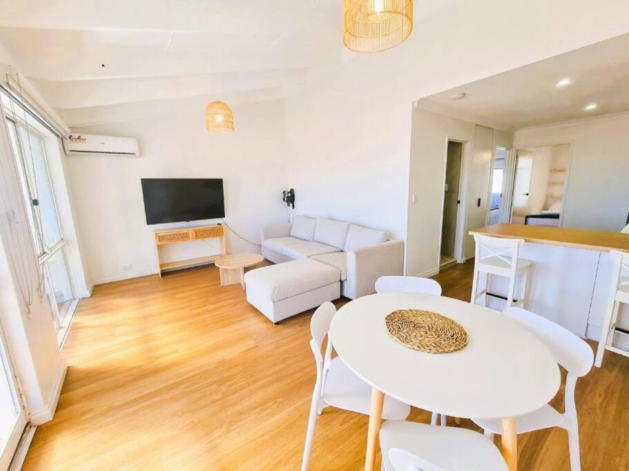 Oceanic Escape Top Floor 2 mins from beach