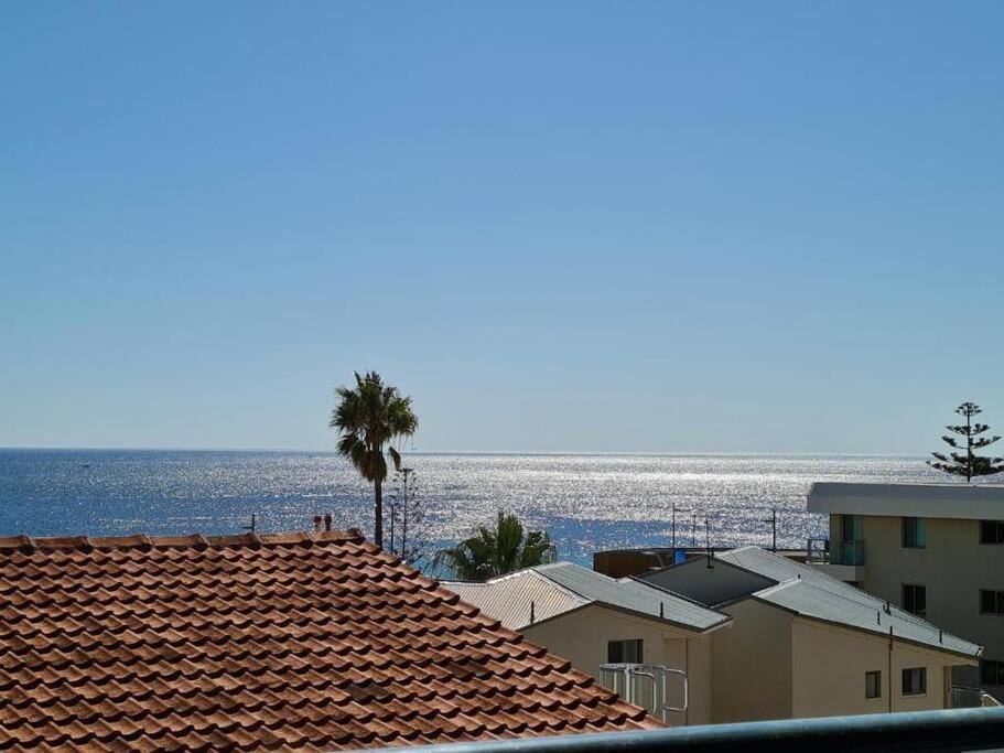 Oceanic Escape Top Floor 2 mins from beach