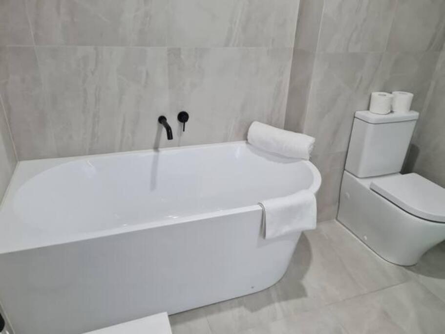 Oceanic Escape Top Floor 2 mins from beach